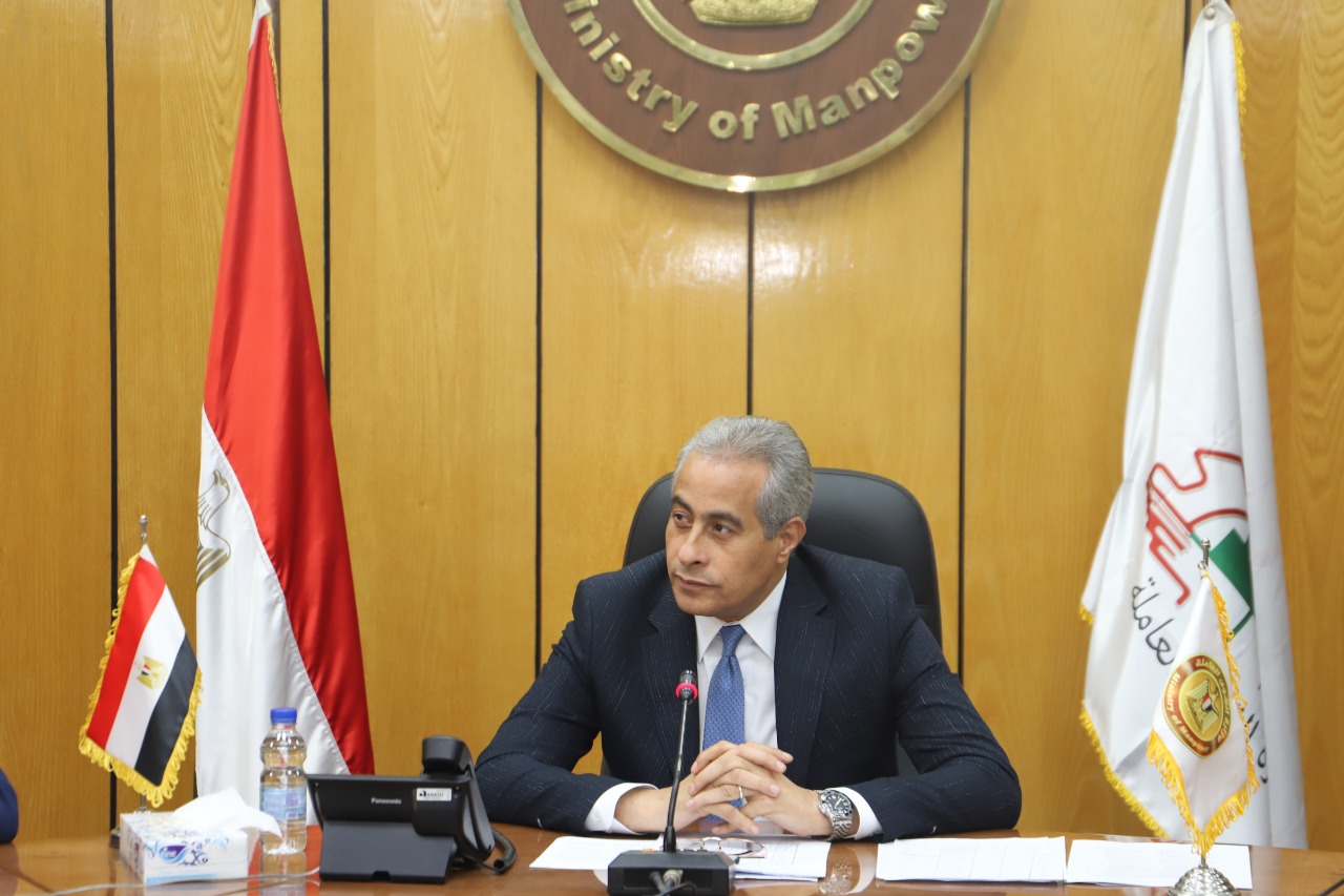 وزير القوى العامله 